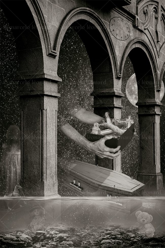 photography conceptual surrealism darkmood oneiric black and white dreamlike coffin hand starry sky ocean underwater marcelo leonard