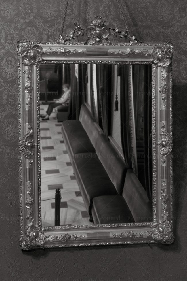 bs01 photography conceptual surrealism darkmood oneiric black and white dreamlike window blurred museum marcelo leonard