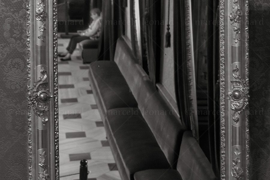 bs01 photography conceptual surrealism darkmood oneiric black and white dreamlike window blurred museum marcelo leonard