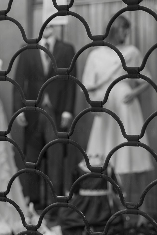 bs03 photography conceptual surrealism darkmood oneiric black and white dreamlike bride groom shop window fence marcelo leonard