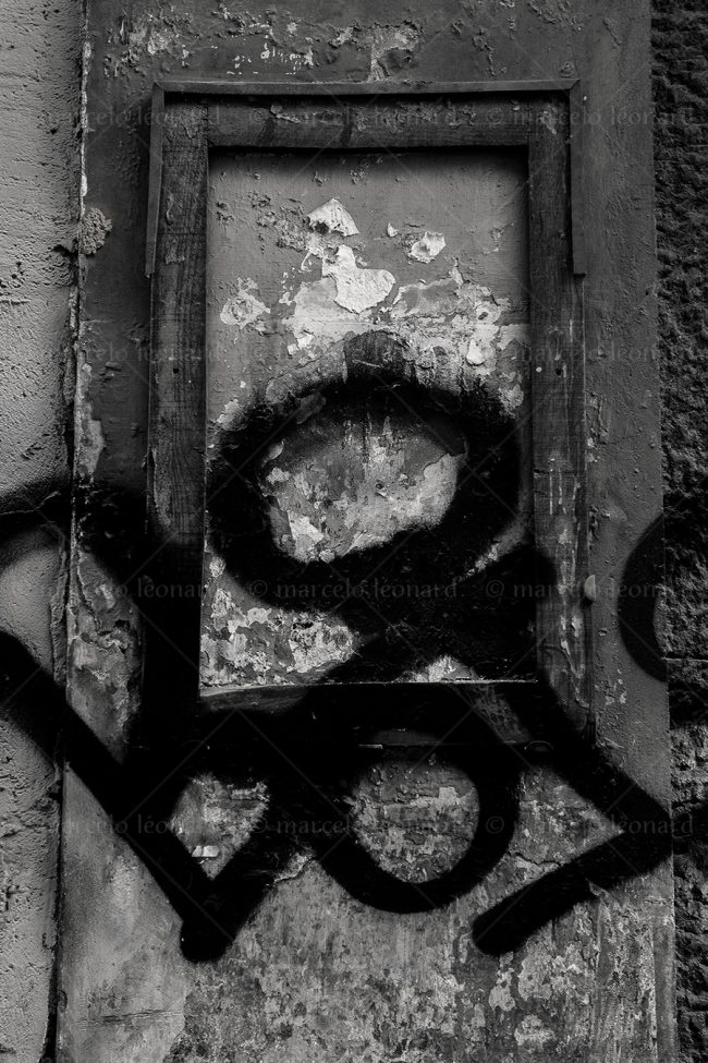 bs06 photography conceptual surrealism darkmood oneiric black and white dreamlike decay frame wall grafitti marcelo leonard