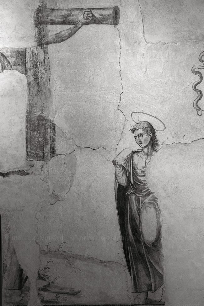 bs08 photography conceptual surrealism darkmood oneiric black and white dreamlike wall decay fresco painting saint marcelo leonard