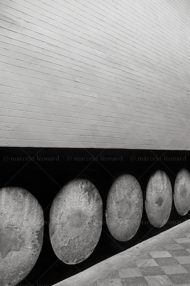 bs16 photography conceptual surrealism darkmood oneiric black and white dreamlike wall brick marcelo leonard