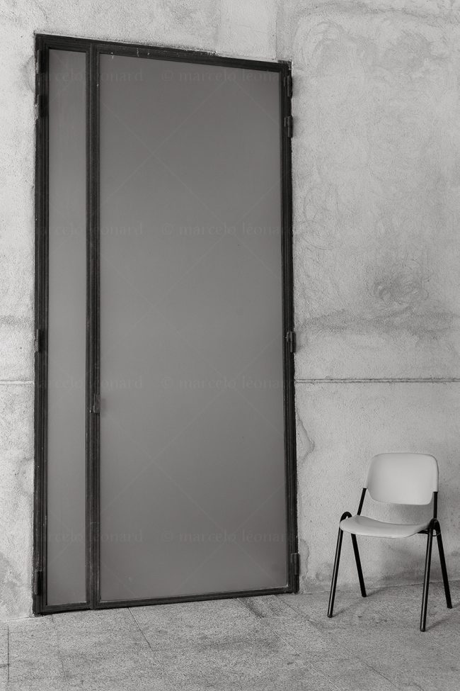bs21 photography conceptual surrealism darkmood oneiric black and white dreamlike museum chair door marcelo leonard