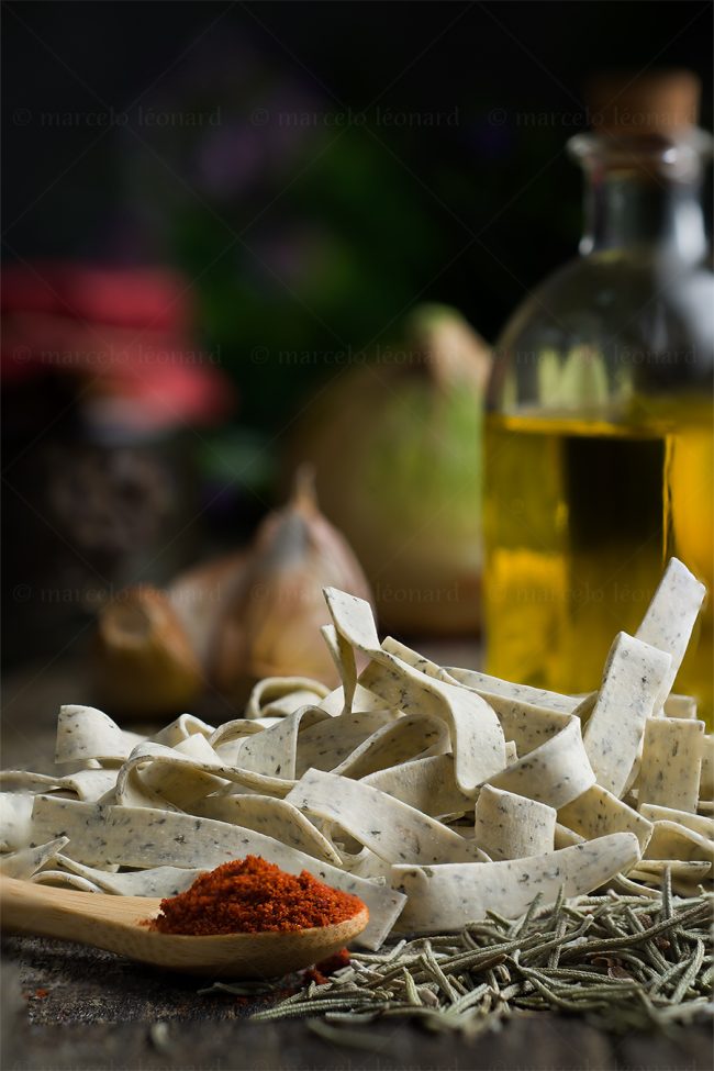 f02 naturaleza muerta bodegon still life studio lighting tabletop food photography pasta olive oil vegetables paprika marcelo leonard