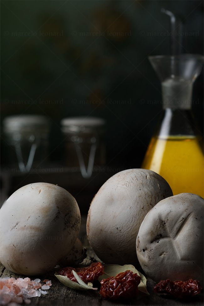 f03 naturaleza muerta bodegon still life studio lighting tabletop food photography mushroom dry pepper olive oil marcelo leonard