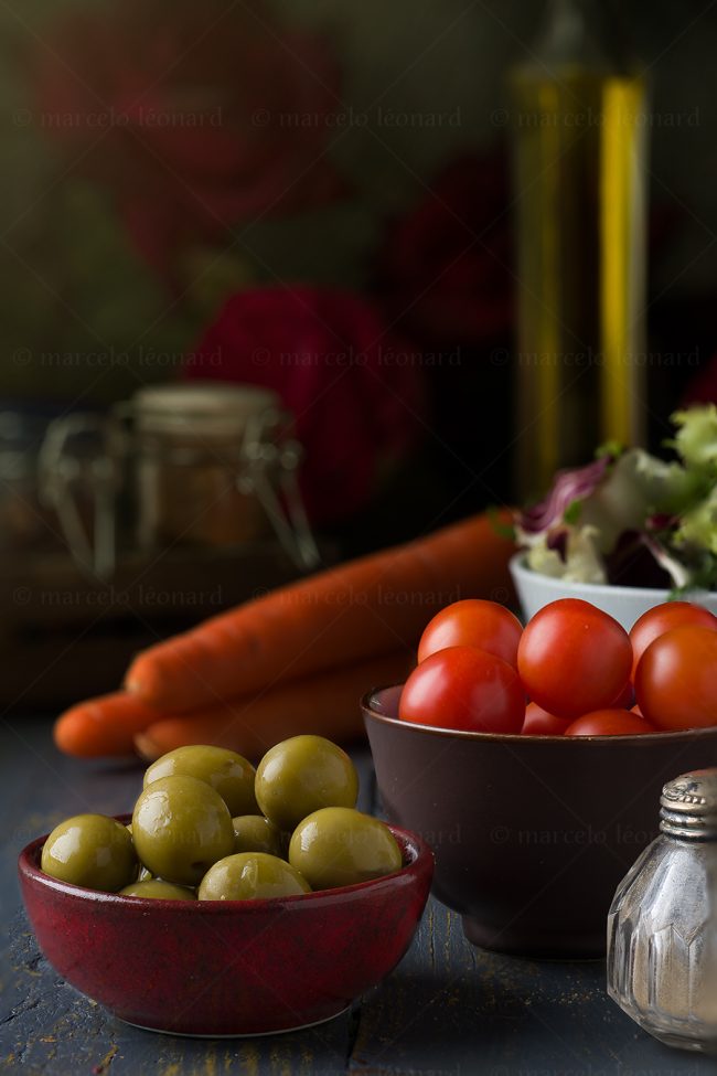 f10 naturaleza muerta bodegon still life studio lighting tabletop food photography olive cherry tomato salt shaker carrot marcelo leonard