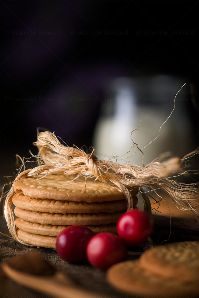 f14 naturaleza muerta bodegon still life studio lighting tabletop food photography biscuits cherry milk marcelo leonard