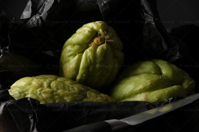 f20 naturaleza muerta bodegon still life studio lighting tabletop food photography fruit knife marcelo leo