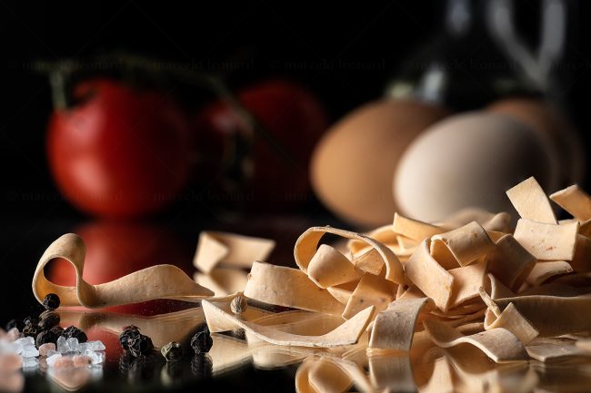 f21 naturaleza muerta bodegon still life studio lighting tabletop food photography pasta tomato egg salt pepper marcelo leonard