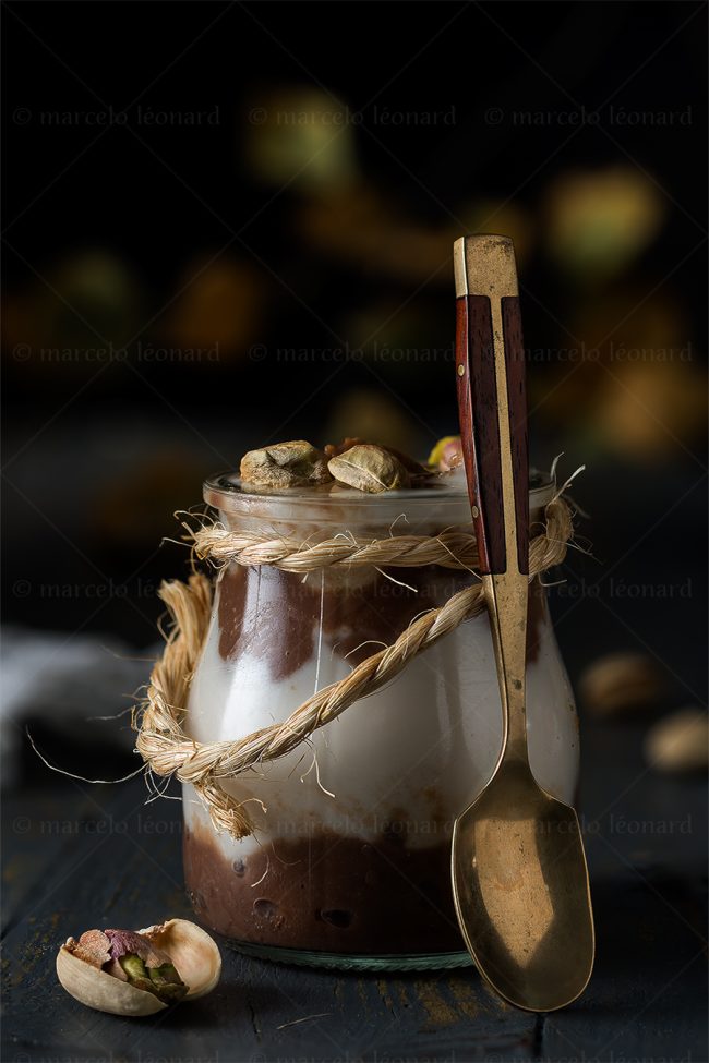 f22 naturaleza muerta bodegon still life studio lighting tabletop food photography chocolate yogurt pistachio spoon marcelo leonard