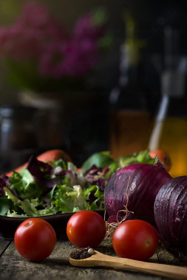 f25 naturaleza muerta bodegon still life studio lighting tabletop food photography cherry tomato onion lettuce salad pepper marcelo leonard