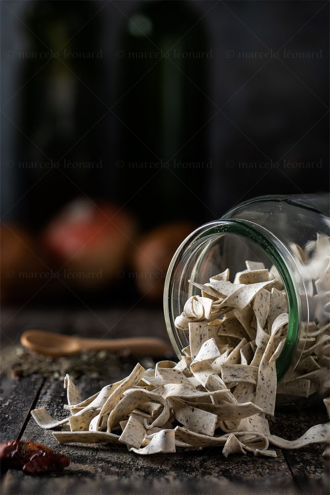 f26 naturaleza muerta bodegon still life studio lighting tabletop food photography pasta pepper spoon jar marcelo leonard