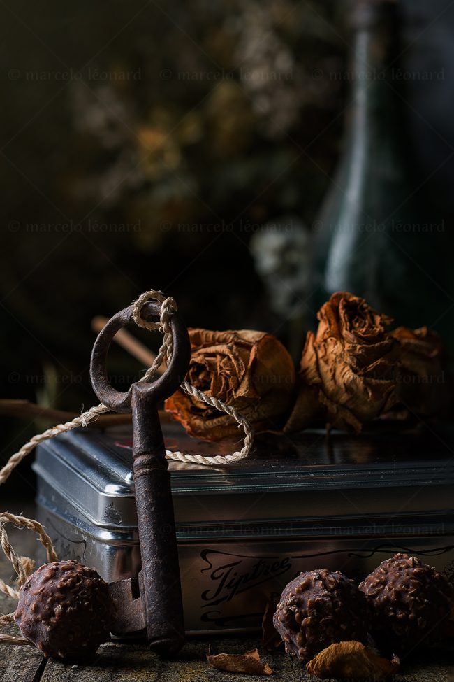 f28 naturaleza muerta bodegon still life studio lighting tabletop food photography chocolate key dry flower antique box bottle marcelo leonard