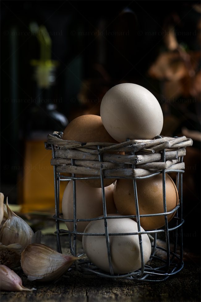 f29 naturaleza muerta bodegon still life studio lighting tabletop food photography egg garlic olive oil marcelo leonard