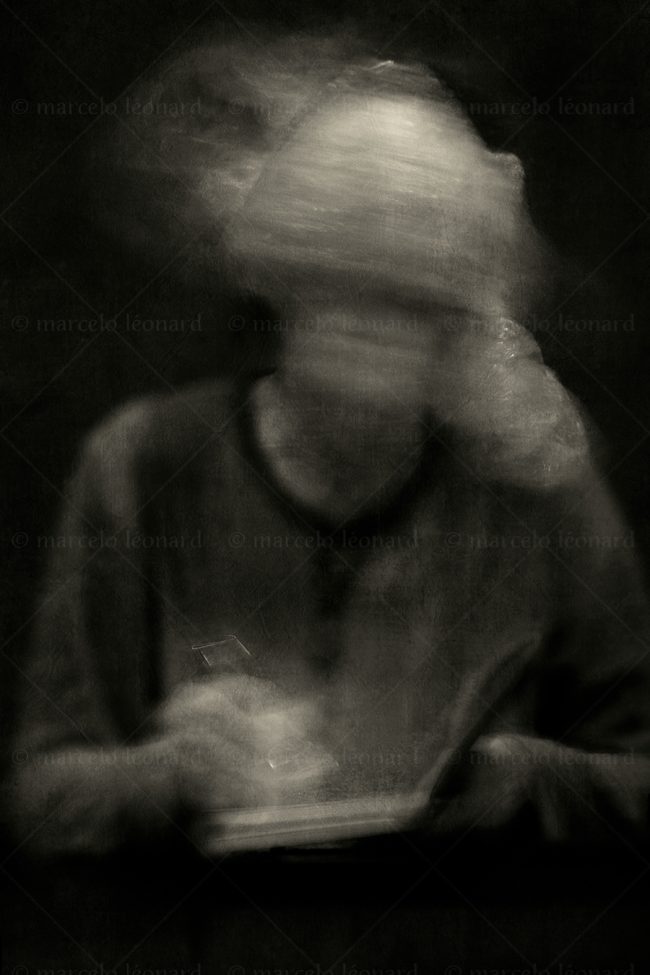 s00 photography conceptual surrealism darkmood oneiric black and white dreamlike self portrait blurred long exposure veil writing note marcelo leonard