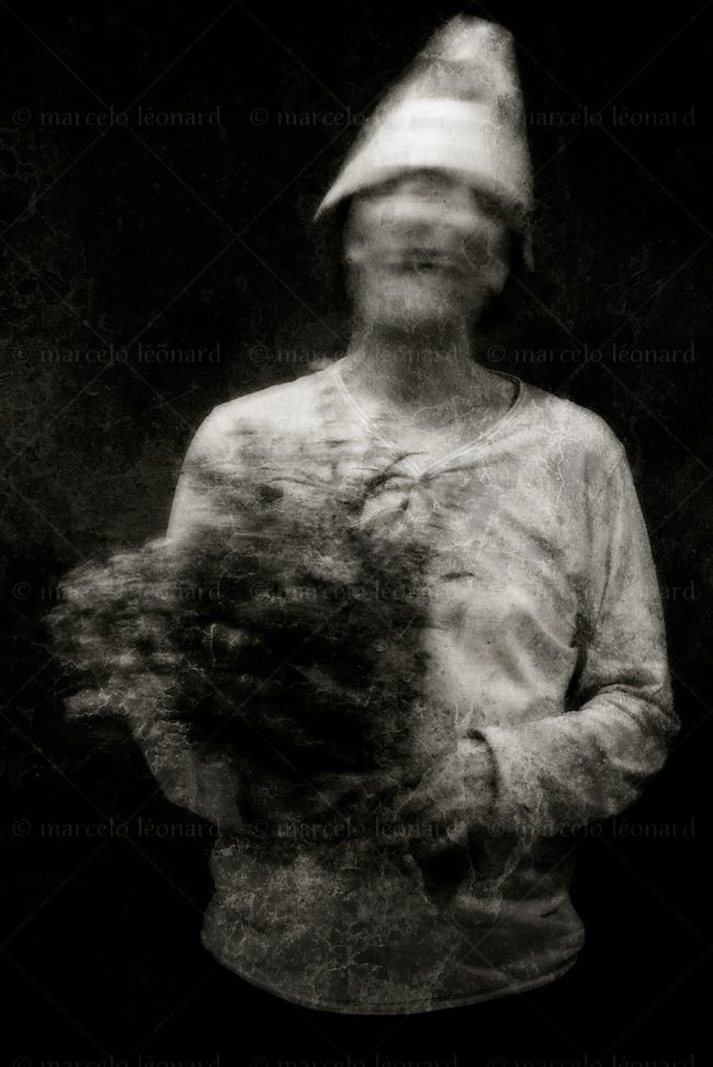 s01 photography conceptual surrealism darkmood oneiric black and white dreamlike self portrait blurred long exposure flower bouquet fool laugh marcelo leonard