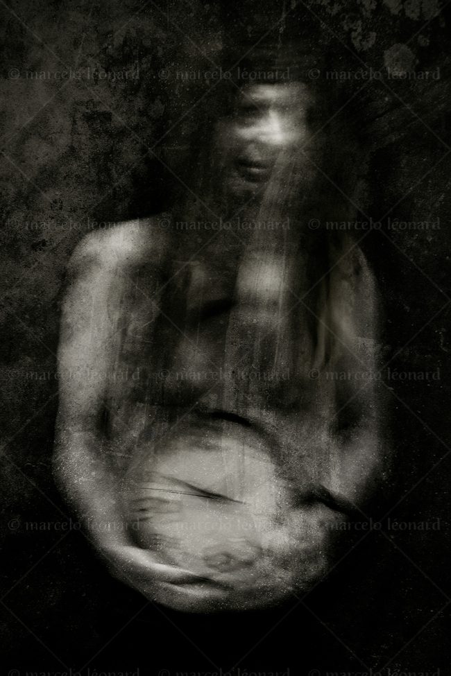 s02 photography conceptual surrealism darkmood oneiric black and white dreamlike self portrait blurred long exposure clock marcelo leonard