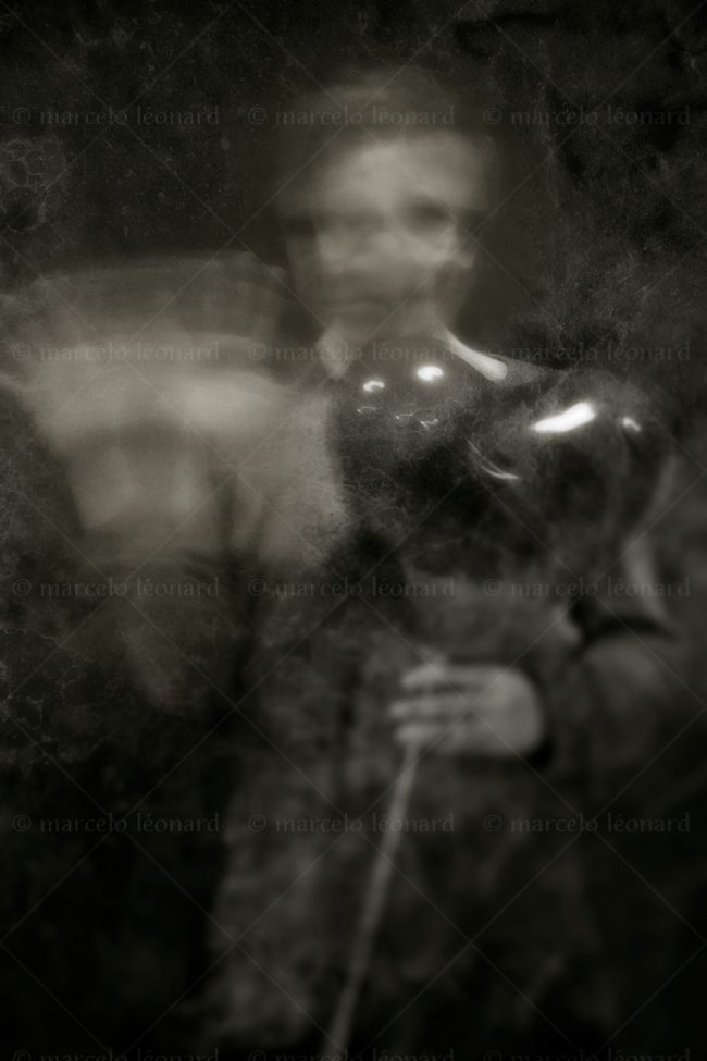s03 photography conceptual surrealism darkmood oneiric black and white dreamlike self portrait blurred long exposure ballon farewell marcelo leonard