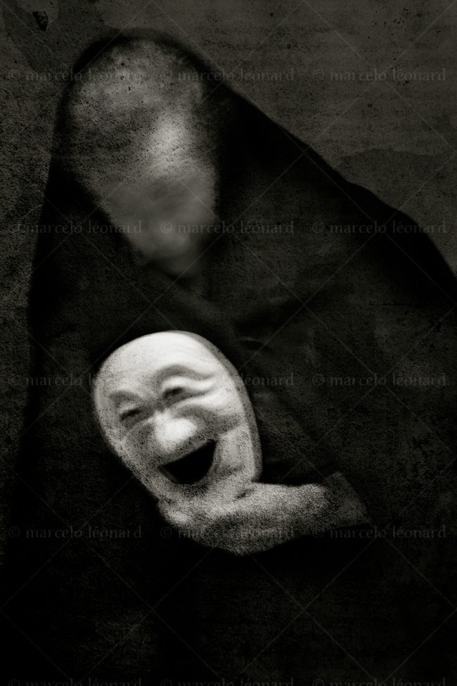 s04 photography conceptual surrealism darkmood oneiric black and white dreamlike self portrait blurred long exposure mask ghost marcelo leonard