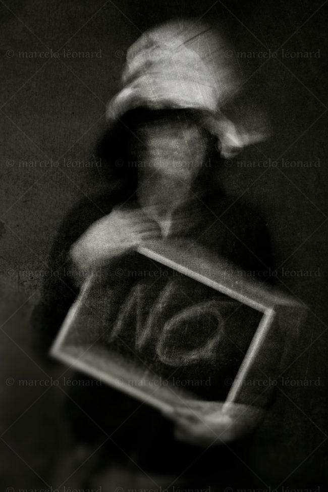 s06 photography conceptual surrealism darkmood oneiric black and white dreamlike self portrait blurred long exposure blackboard paper hat marcelo leonard