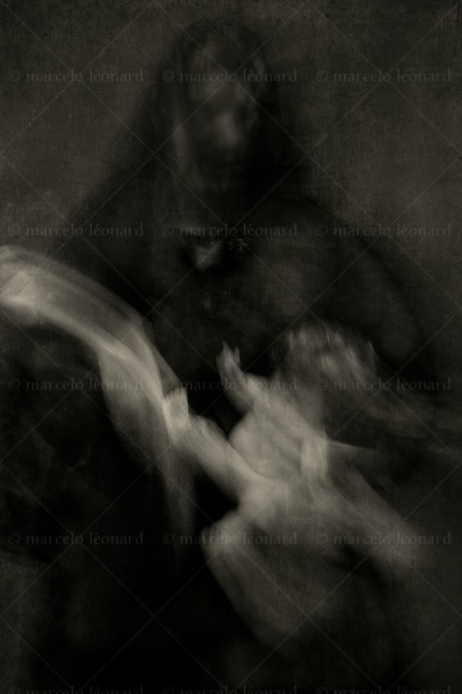 s08 photography conceptual surrealism darkmood oneiric black and white dreamlike self portrait blurred long exposure child terror marcelo leonard