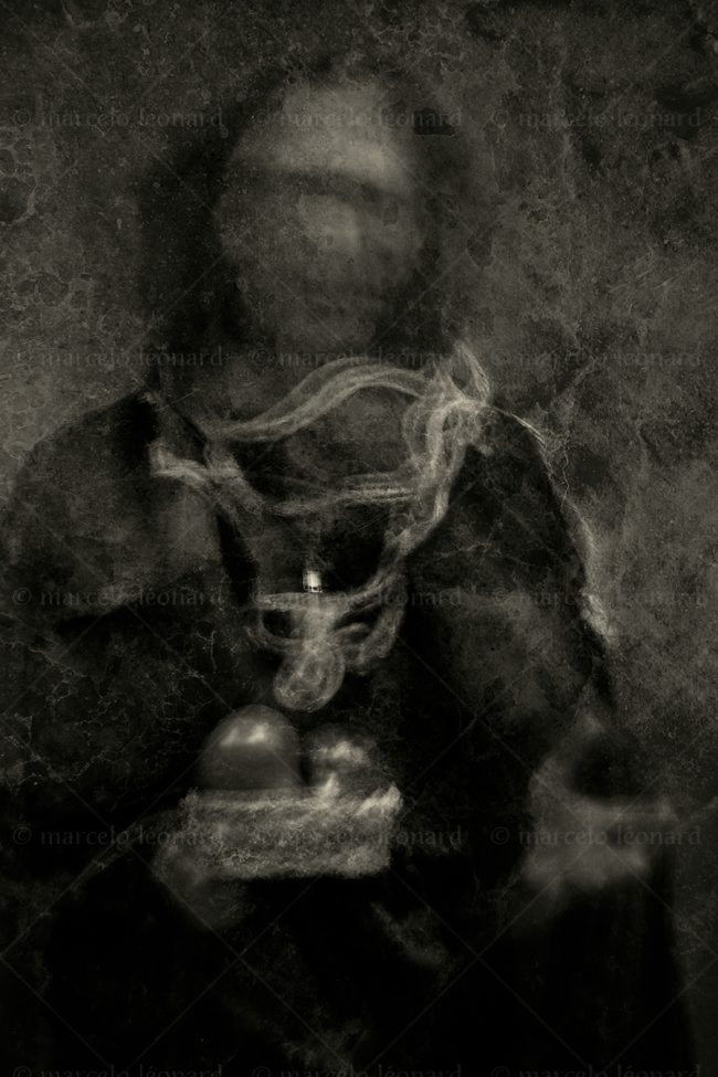 s09 photography conceptual surrealism darkmood oneiric black and white dreamlike self portrait blurred long exposure marcelo leonard
