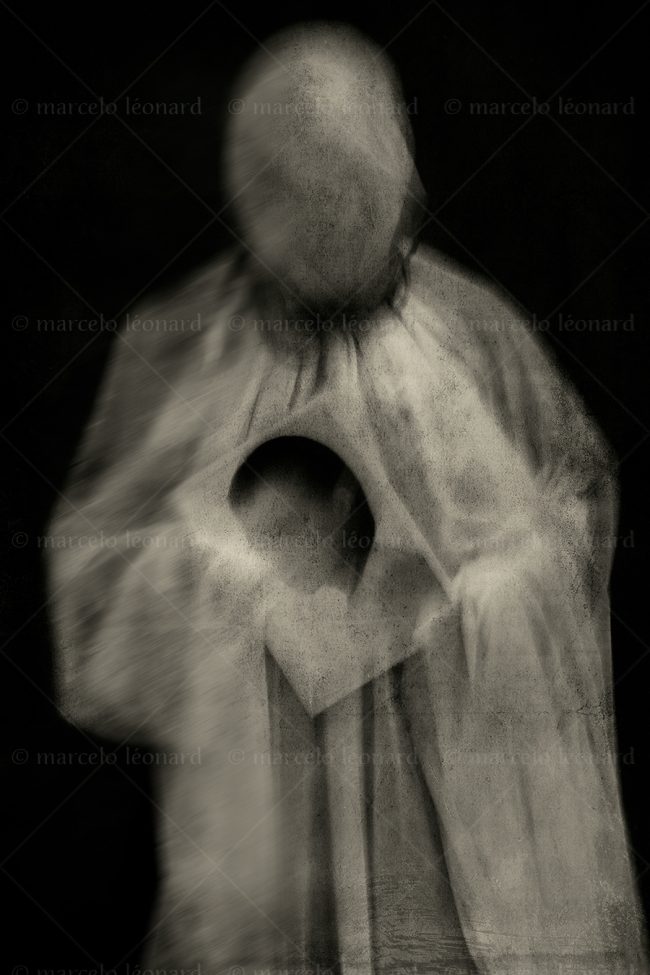 s10 photography conceptual surrealism darkmood oneiric black and white dreamlike self portrait blurred long exposure veil ghost portrait rope marcelo leonard