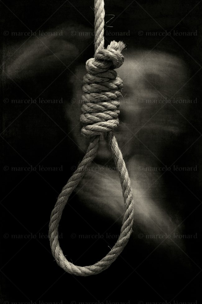s14 phy conceptual surrealism darkmood oneiric black and white dreamlike self portrait blurred long exposure rope skull marcelo leonard