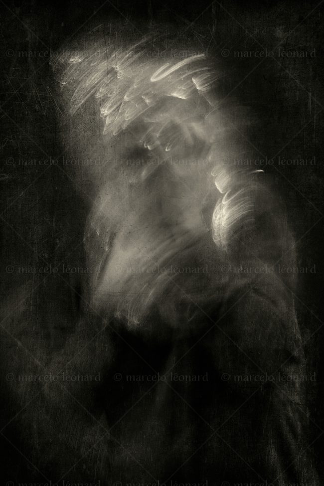 s15 photography conceptual surrealism darkmood oneiric black and white dreamlike self portrait blurred long exposure marcelo leonard