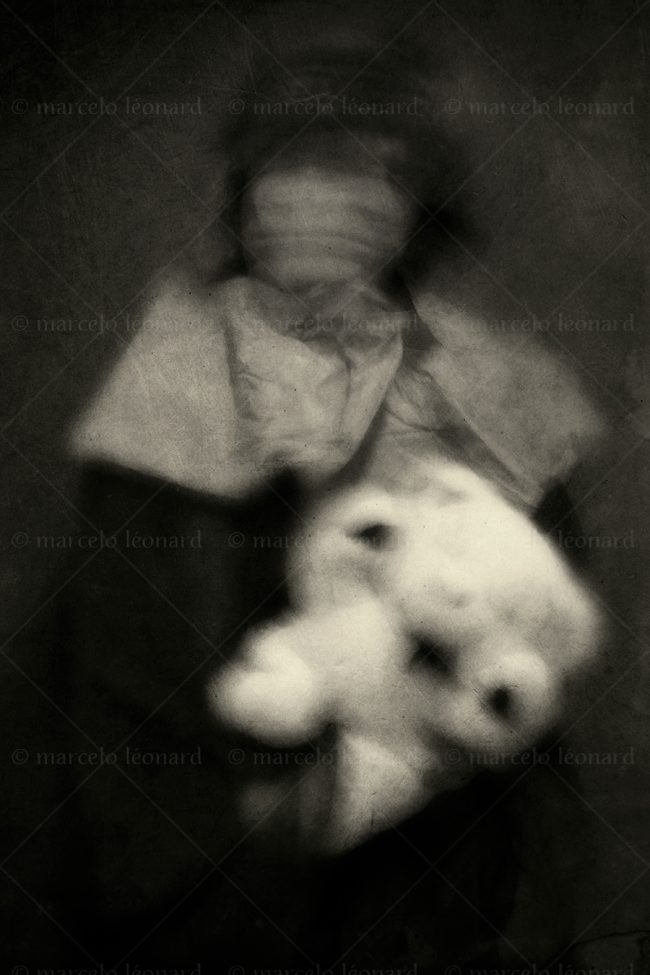 s18 photography conceptual surrealism darkmood oneiric black and white dreamlike self portrait blurred long exposure teddy bear marcelo leonard