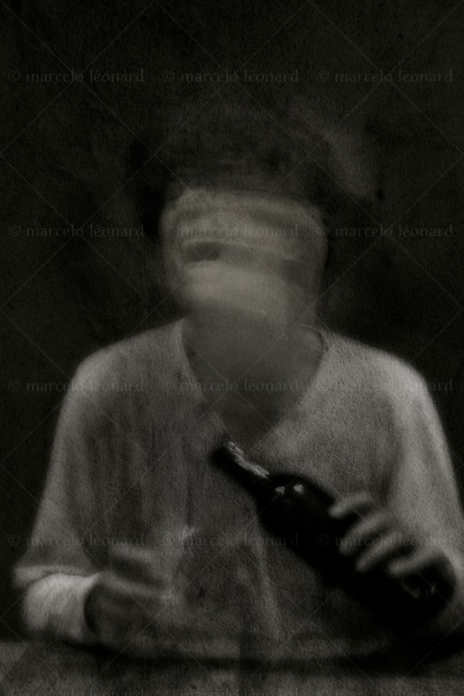 s20 otography conceptual surrealism darkmood oneiric black and white dreamlike self portrait blurred long exposure drink bottle marcelo leonard