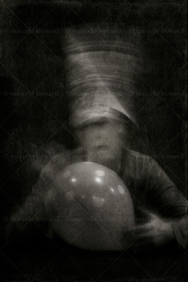 s21 photography conceptual surrealism darkmood oneiric black and white dreamlike self portrait blurred long exposure clown ballon marcelo leonard