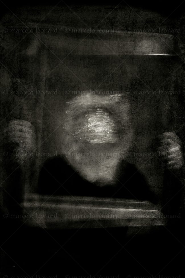s22 photography conceptual surrealism darkmood oneiric black and white dreamlike self portrait blurred long exposure frame painting marcelo leonard