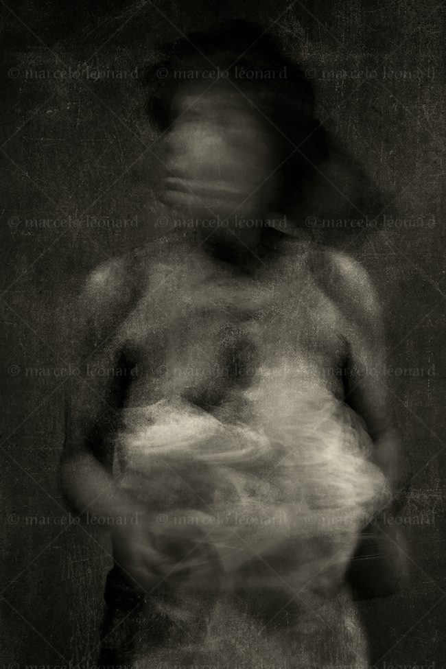 s23 photography conceptual surrealism darkmood oneiric black and white dreamlike self portrait blurred long exposure marcelo leonard