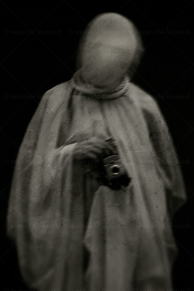 s24 photography conceptual surrealism darkmood oneiric black and white dreamlike self portrait blurred long exposure veil rope camera marcelo leonard