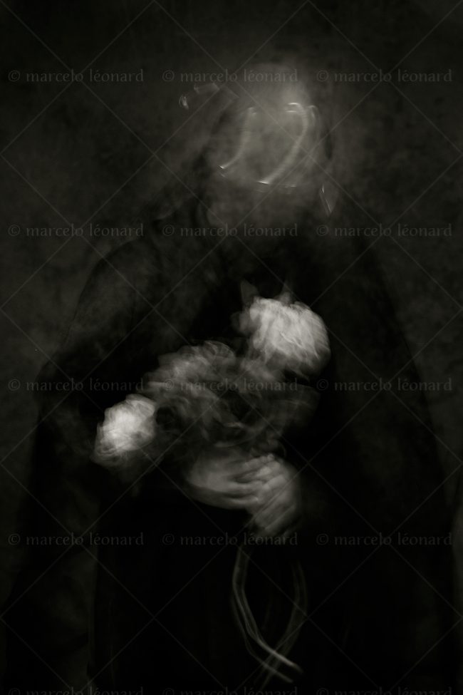 s25 photography conceptual surrealism darkmood oneiric black and white dreamlike self portrait blurred long exposure bouquet marcelo leonard