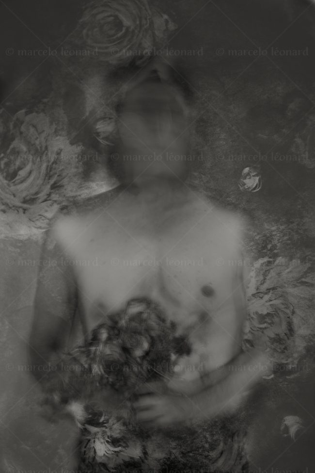 s26 photography conceptual surrealism darkmood oneiric black and white dreamlike self portrait blurred long exposure bouquet marcelo leonard