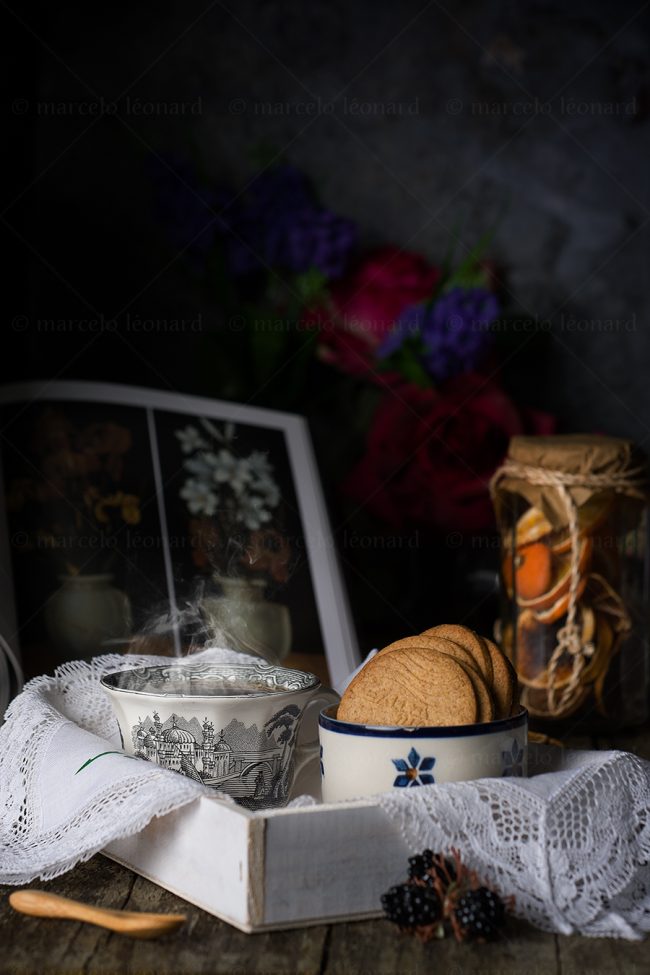 b06 naturaleza muerta bodegon still life studio lighting tabletop food photography cuo coffe tea biscuits book tray vintage marcelo leonard