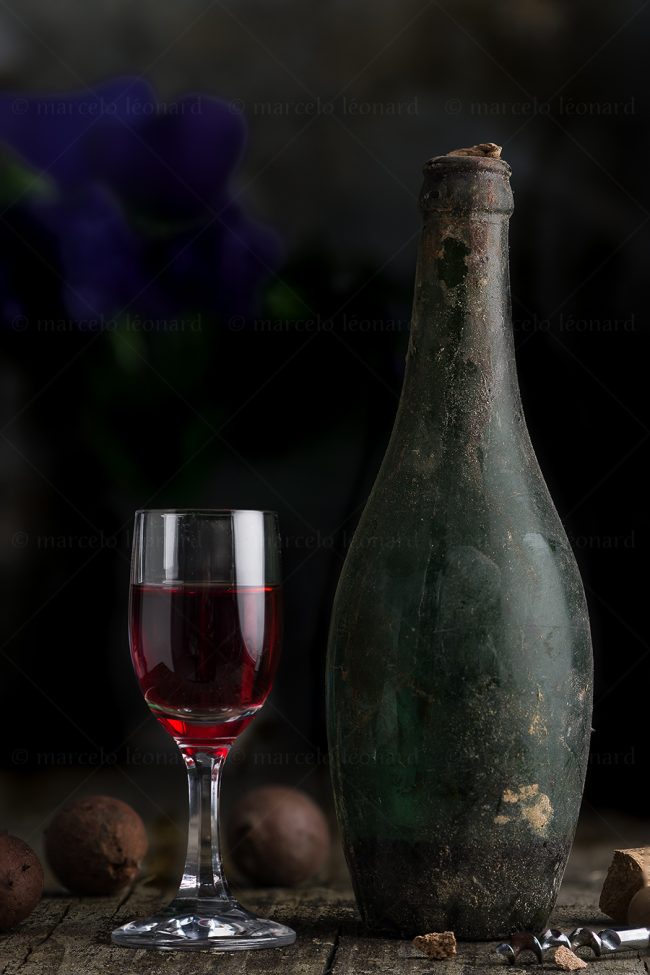 b07 naturaleza muerta bodegon still life studio lighting tabletop food photography glass bottle wine corkscrew marcelo leonard