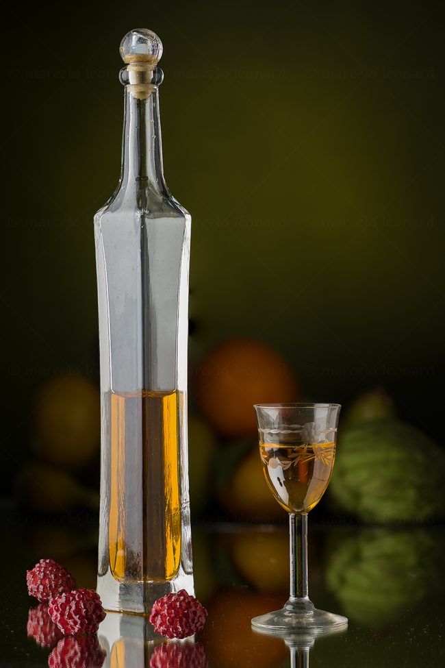 b08 naturaleza muerta bodegon still life studio lighting tabletop food photography glass vintage bottle liqueur marcelo leonard