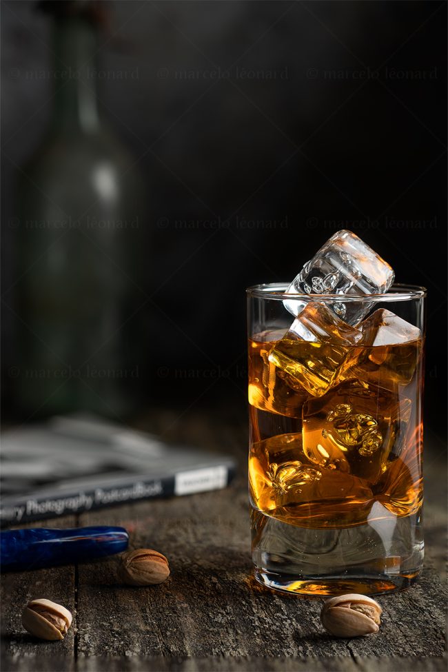 b09 naturaleza muerta bodegon still life studio lighting tabletop food photography glass ice cubes whisky pen book marcelo leonard