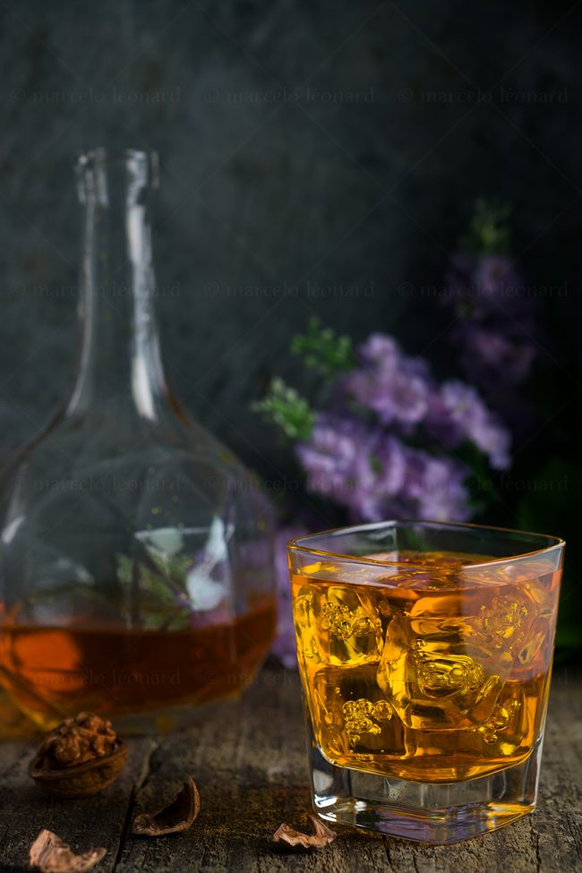 b12 naturaleza muerta bodegon still life studio lighting tabletop food photography glass bottle liquueur bouquet flower marcelo leonard