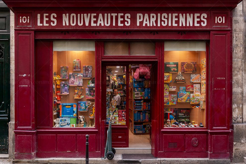 antique vintage shop toy paris street city mindfulness marcelo leonard