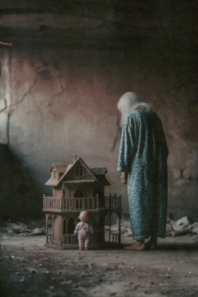 ag 10 aging decay eldery blurred conceptua doll housel mindfulness marcelo leonard