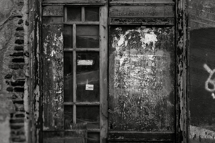 01 decay, abandoned, ruin, door , sign, marcelo leonard