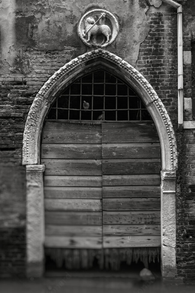 08 decay, abandoned, ruin, door, window,marcelo leonard